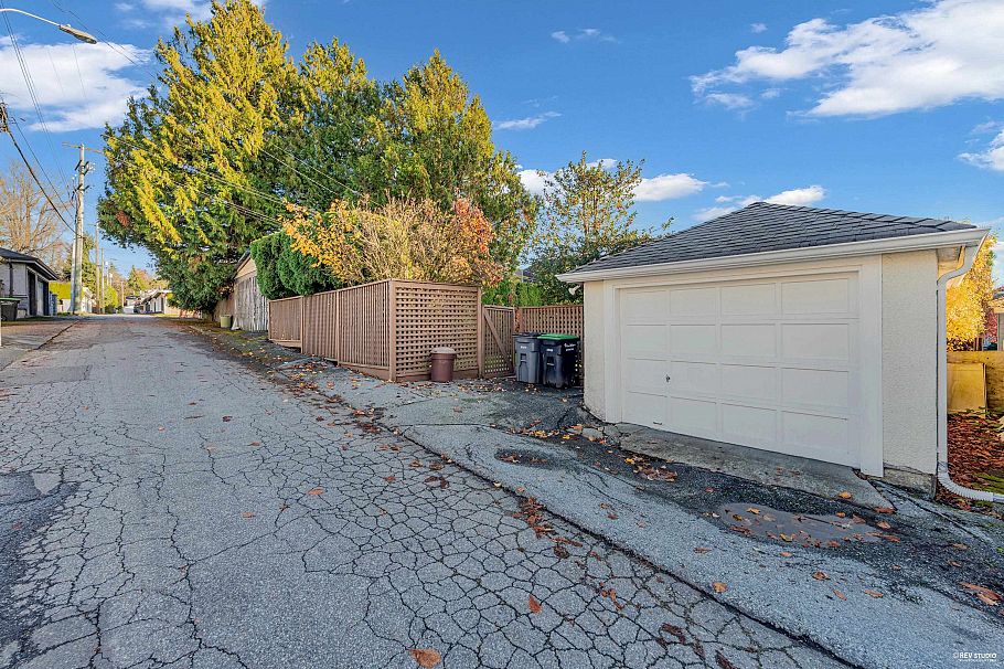 2225 W 22nd Avenue Vancouver, BC - 27