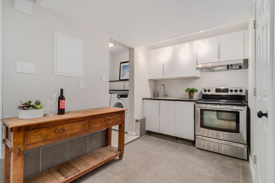 2568 Carnation Street North Vancouver, BC - 24