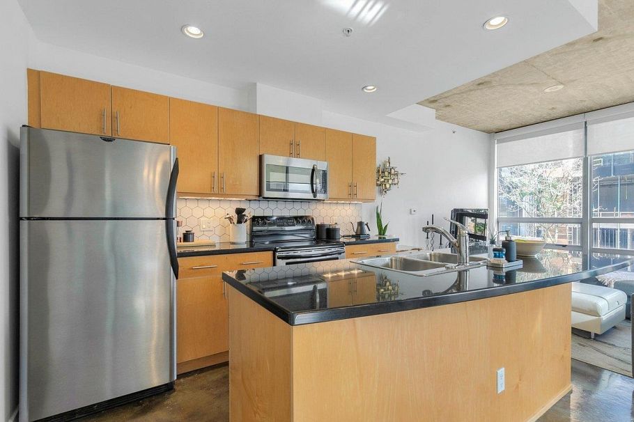 306 919 Station Street Vancouver, BC - 4