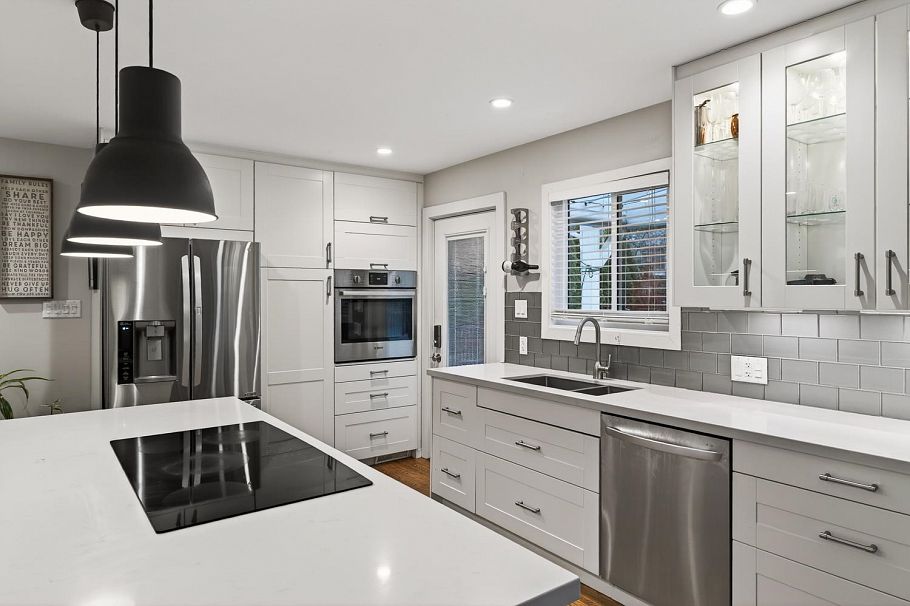 2568 Carnation Street North Vancouver, BC - 11