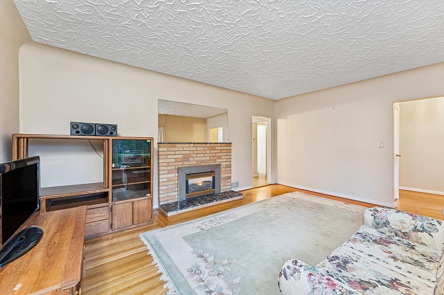 419 E 17th Street North Vancouver, BC - 5