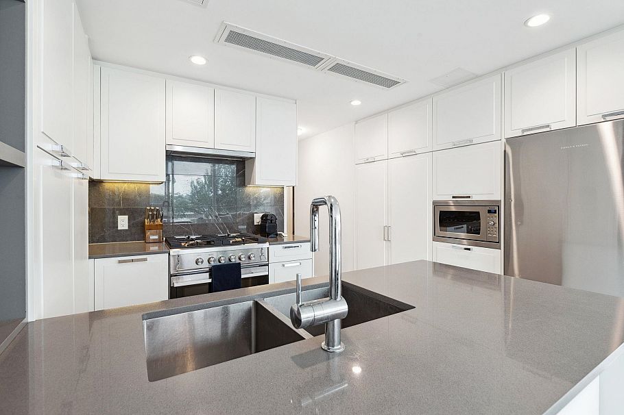 403 1471 Hunter Street North Vancouver, BC - 4