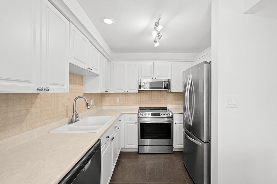 204 1528 Bowser Avenue North Vancouver, BC - 8