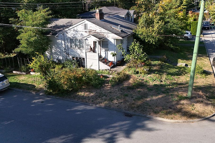 2405 Lloyd Avenue North Vancouver, BC - 3