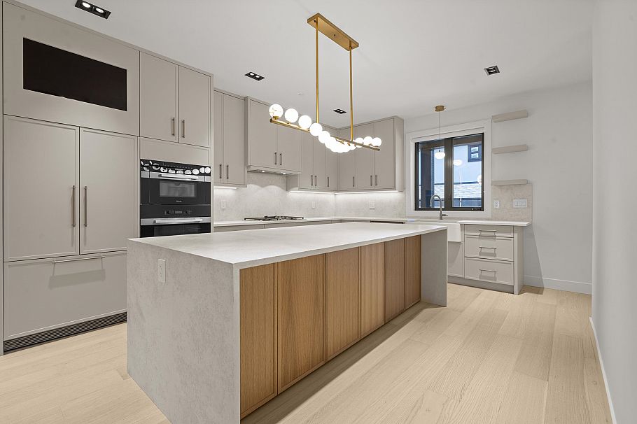 3218 W 39th Avenue Vancouver, BC - 2