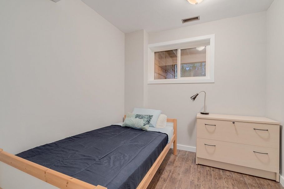 2568 Carnation Street North Vancouver, BC - 22