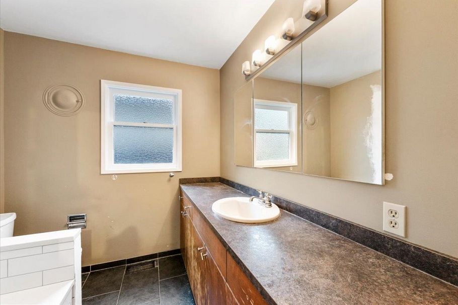 1064 Ruthina Avenue North Vancouver, BC - 34