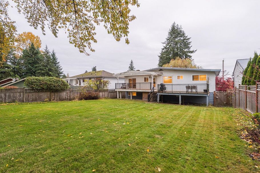 2568 Carnation Street North Vancouver, BC - 29