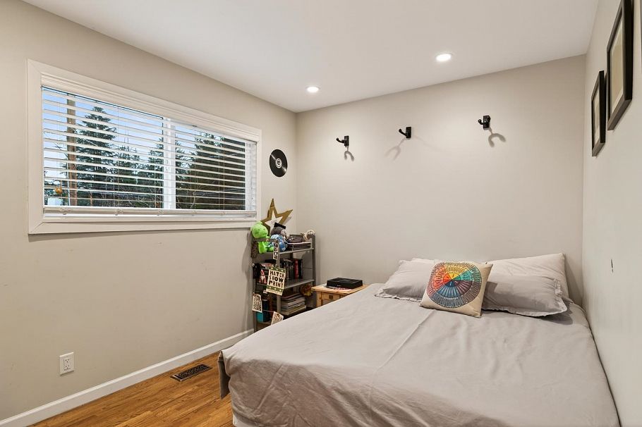 2568 Carnation Street North Vancouver, BC - 15