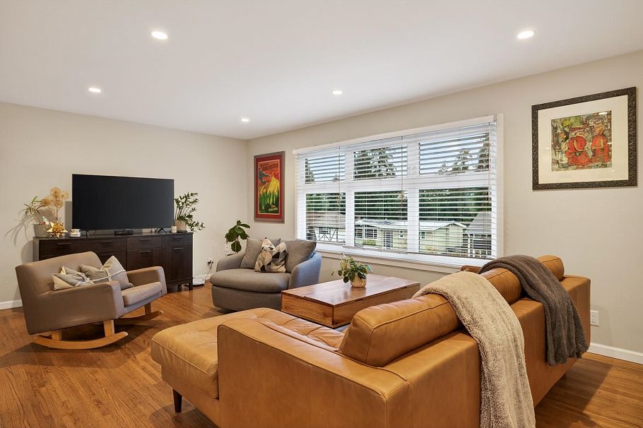 2568 Carnation Street North Vancouver, BC - 2