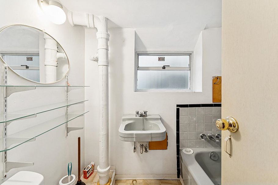 419 E 17th Street North Vancouver, BC - 17