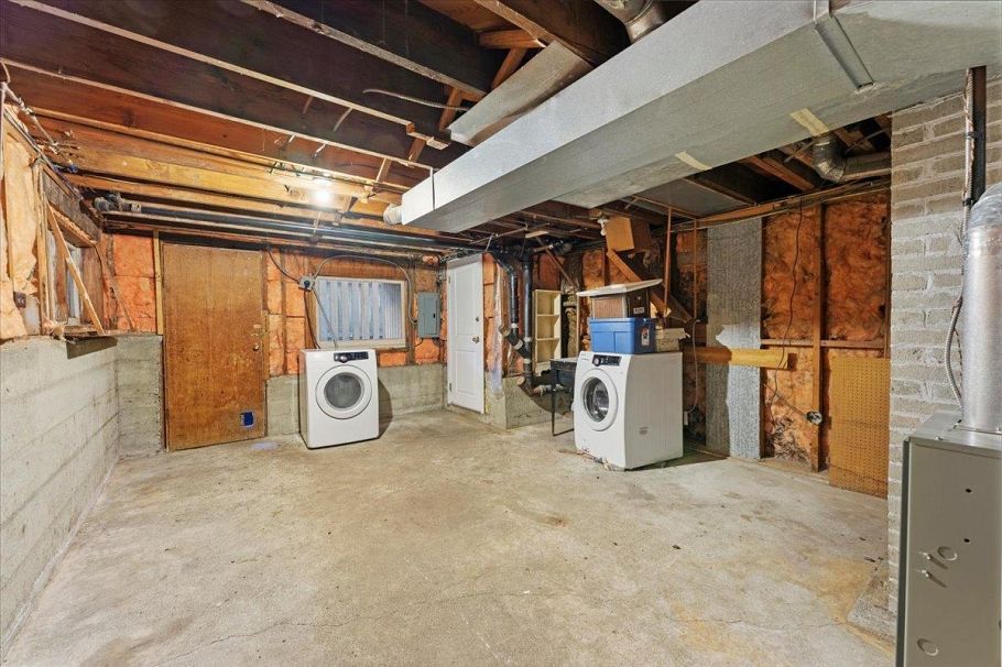 1064 Ruthina Avenue North Vancouver, BC - 40