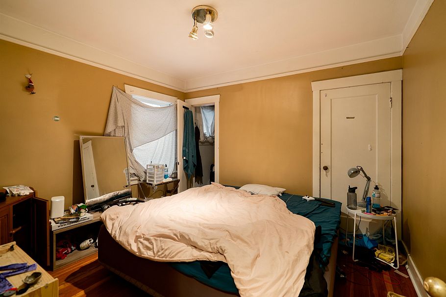 2715 W 16th Avenue Vancouver, BC - 9