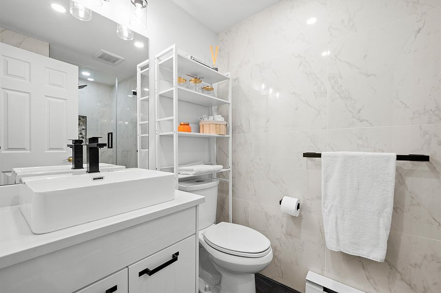 204 1528 Bowser Avenue North Vancouver, BC - 18