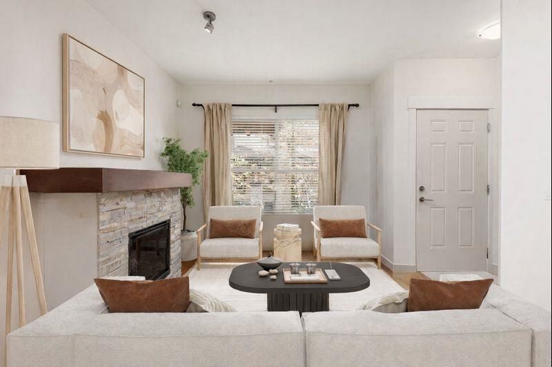 4 307 E 15th Street North Vancouver, BC - 1