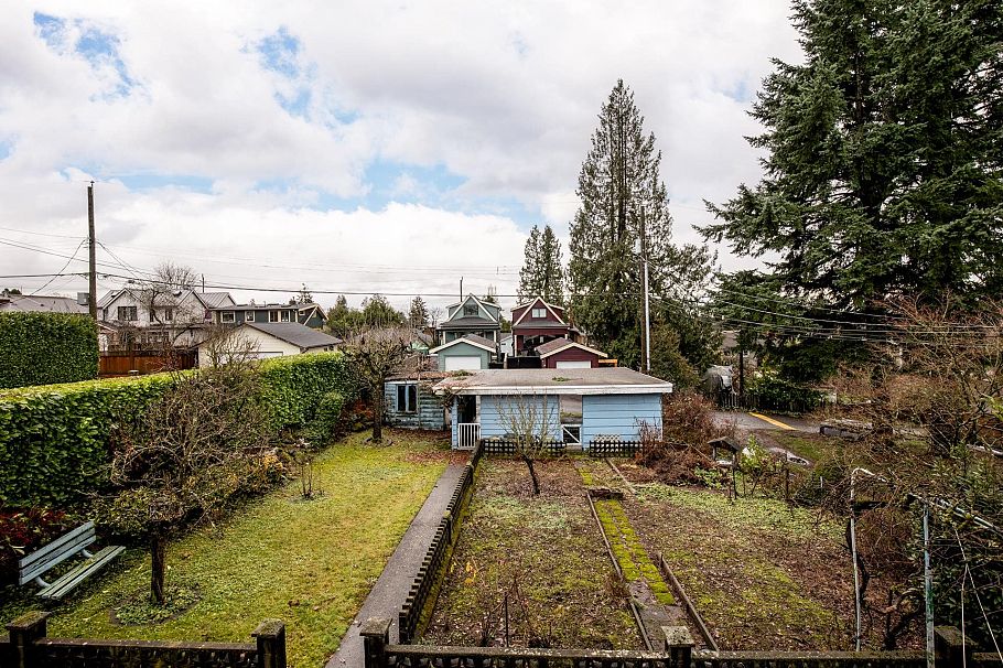 419 E 17th Street North Vancouver, BC - 20