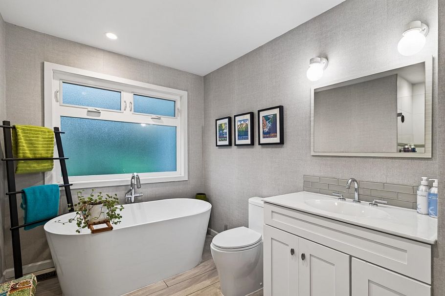 2568 Carnation Street North Vancouver, BC - 17