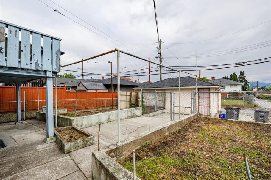 3687 E 26th Avenue Vancouver, BC - 17