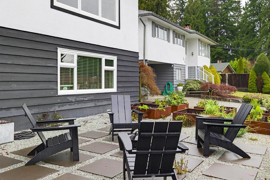 2568 Carnation Street North Vancouver, BC - 31