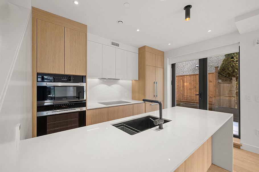 585 W 29th Avenue Vancouver, BC - 16