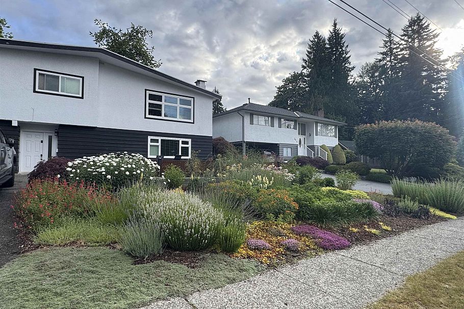 2568 Carnation Street North Vancouver, BC - 30