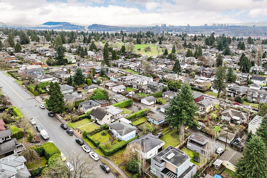 419 E 17th Street North Vancouver, BC - 29