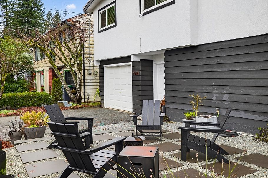 2568 Carnation Street North Vancouver, BC - 32