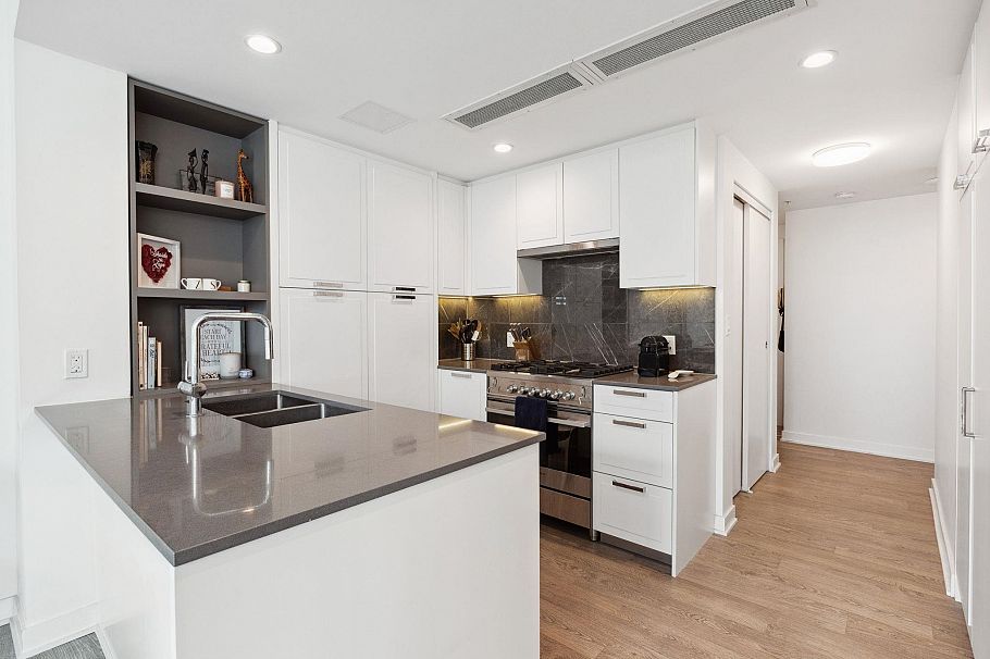 403 1471 Hunter Street North Vancouver, BC - 2