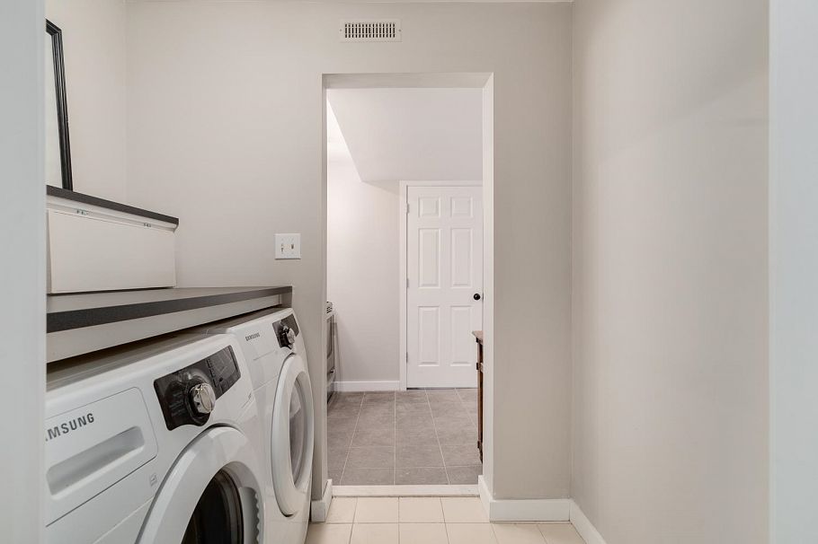 2568 Carnation Street North Vancouver, BC - 25