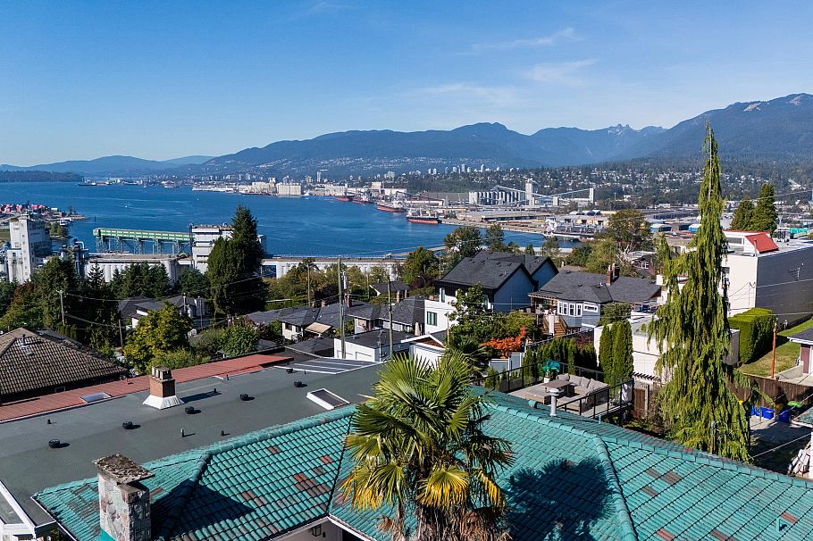 3681 Mcgill Street Vancouver, BC - 4