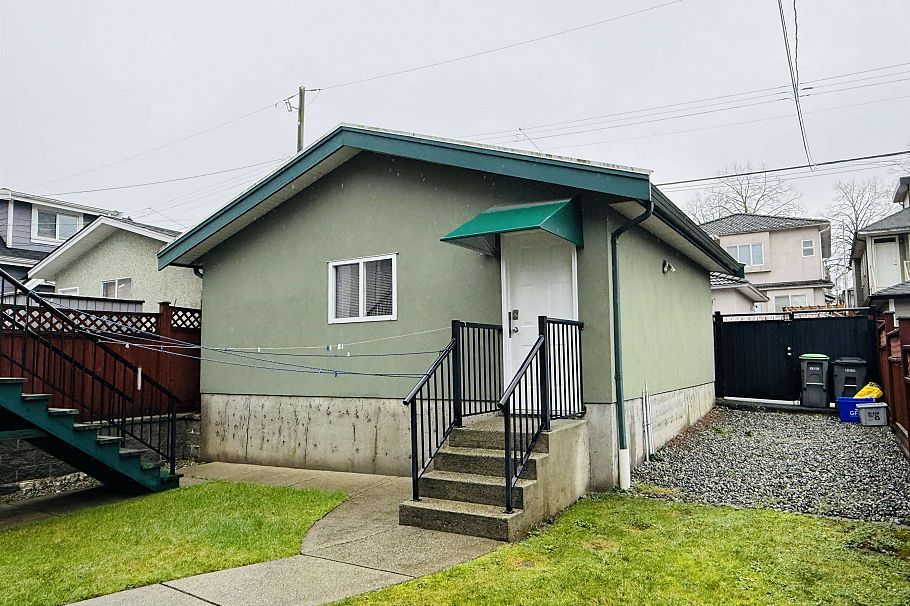 3076 E 27th Avenue Vancouver, BC - 22