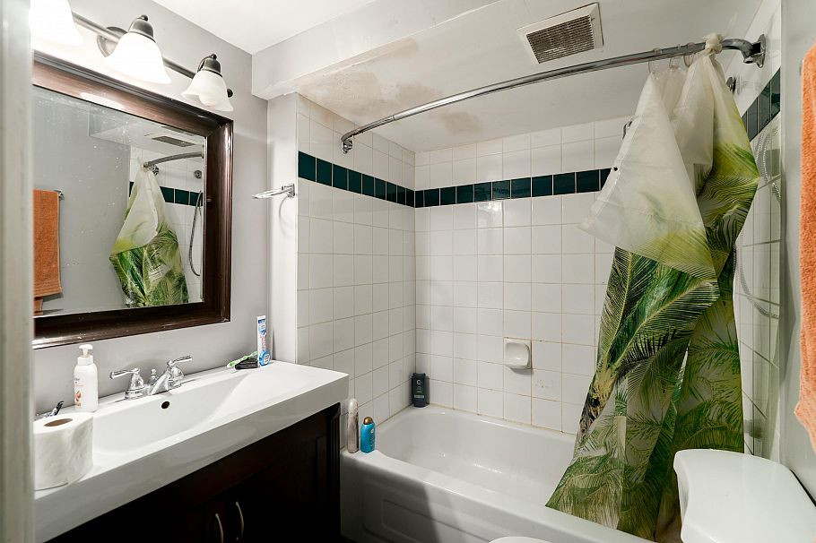 2715 W 16th Avenue Vancouver, BC - 27