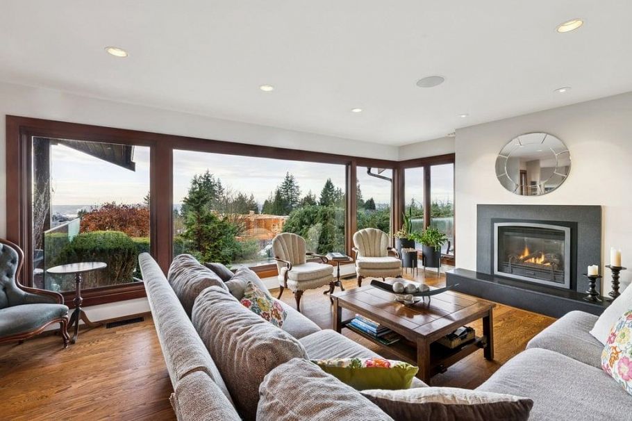 124 CARISBROOKE CRESCENT, North Vancouver BC V7N 2S1 North Vancouver, BC - 1