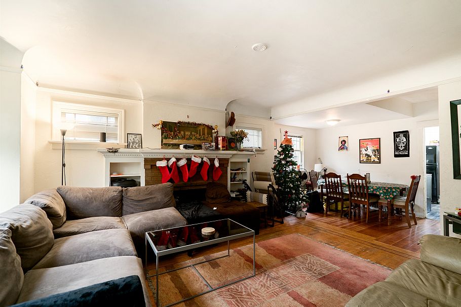 2715 W 16th Avenue Vancouver, BC - 3