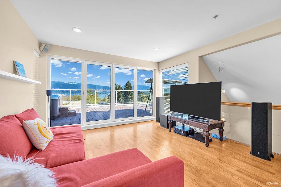 4060 W 10th Avenue Vancouver, BC - 2