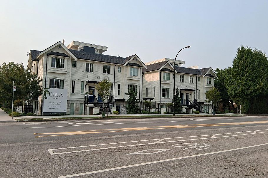 922 W 49th Avenue Vancouver, BC - 2