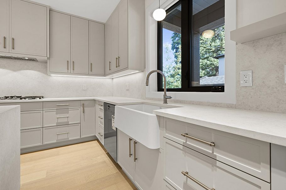 3218 W 39th Avenue Vancouver, BC - 3