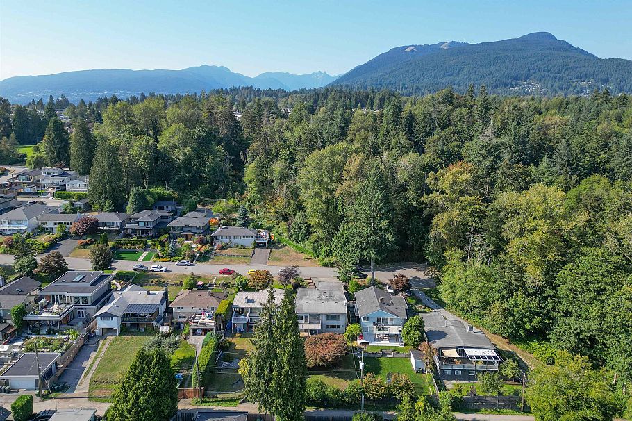 1063 Whitchurch Street North Vancouver, BC - 37