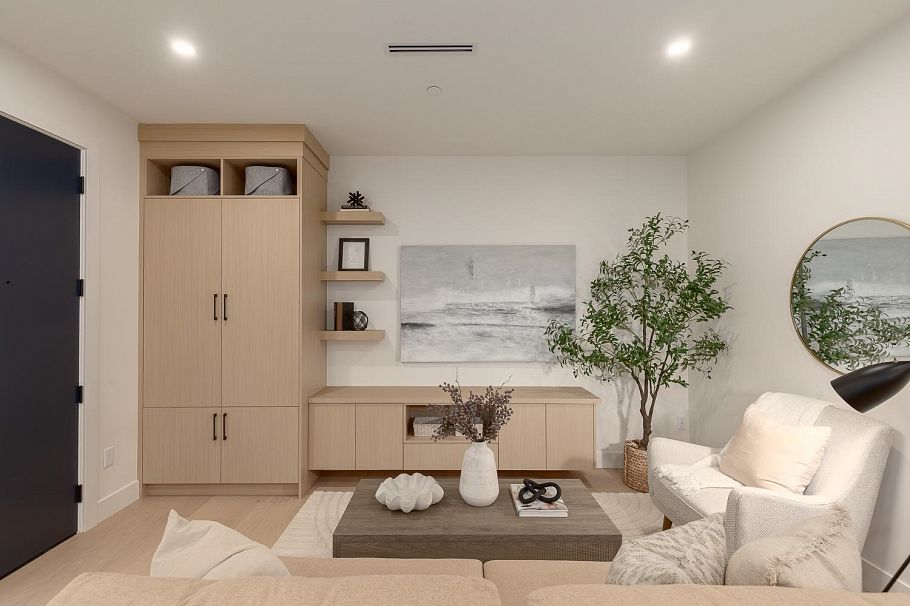 1 3508 E Pender Street Vancouver, BC - 4