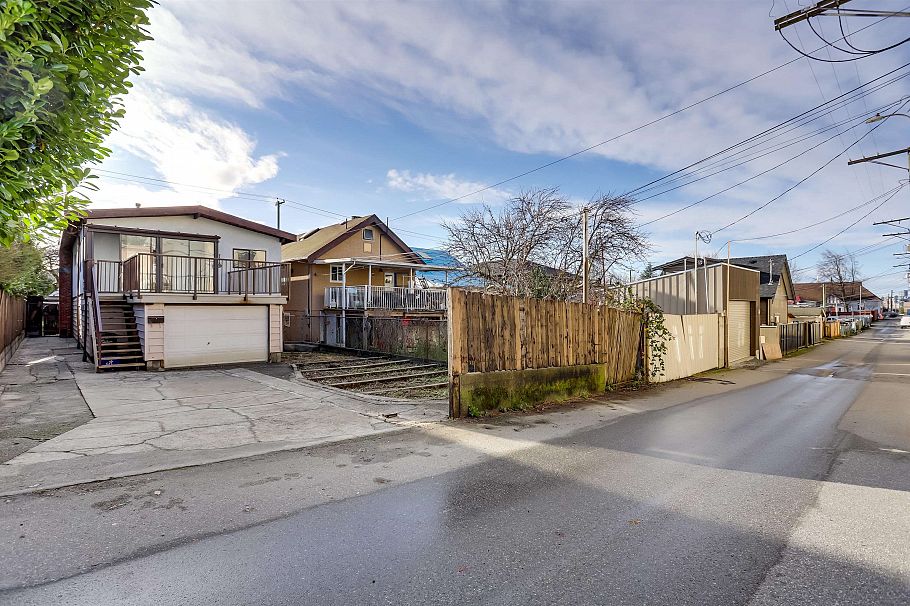 2579 E Pender Street Vancouver, BC - 33