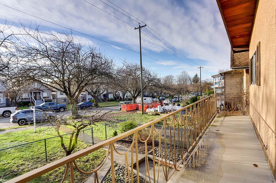 2579 E Pender Street Vancouver, BC - 30