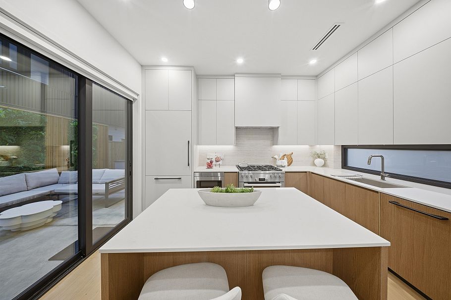 1 2635 W 12th Avenue Vancouver, BC - 12