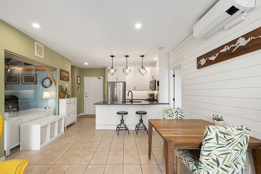 219 3629 Deercrest Drive North Vancouver, BC - 2