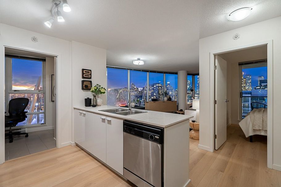 2803 111 W Georgia Street Vancouver, BC - 3