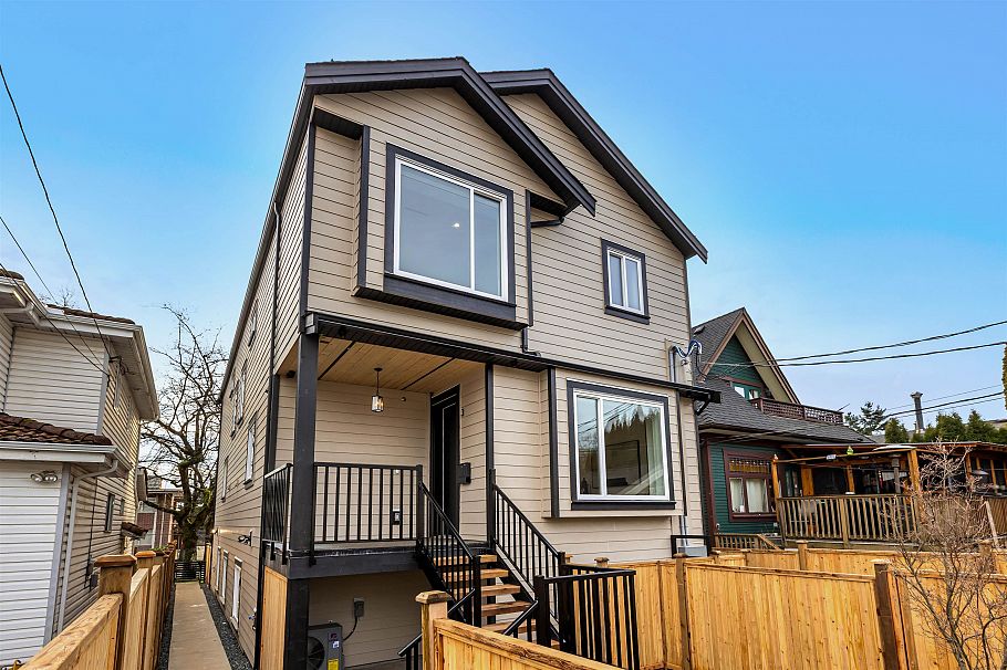 2 435 E 47th Avenue Vancouver, BC - 1