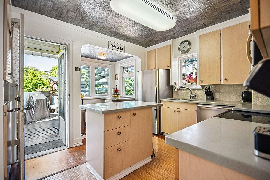 4533 W 8th Avenue Vancouver, BC - 9