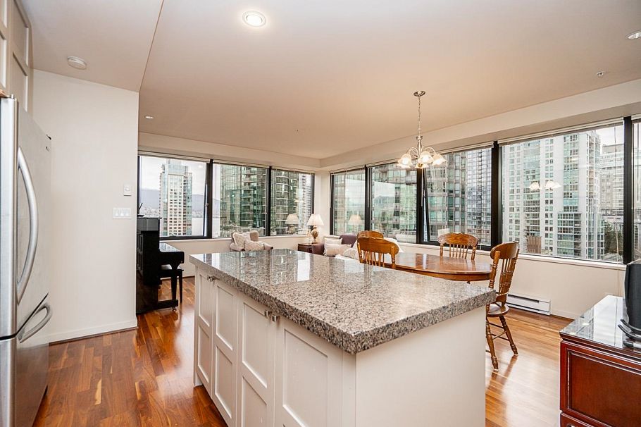 906 1333 W Georgia Street Vancouver, BC - 3