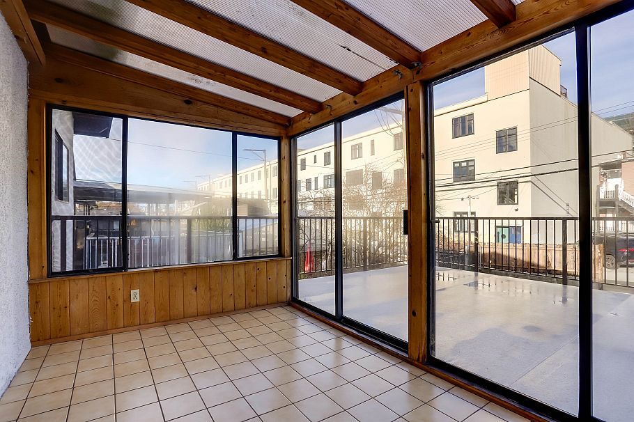 2579 E Pender Street Vancouver, BC - 22