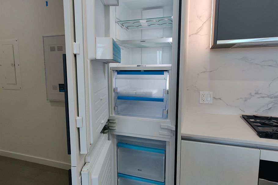 308 8415 Granville Street Vancouver, BC - 8