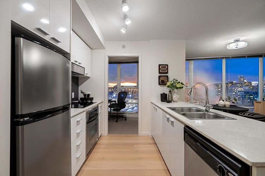 2803 111 W Georgia Street Vancouver, BC - 4